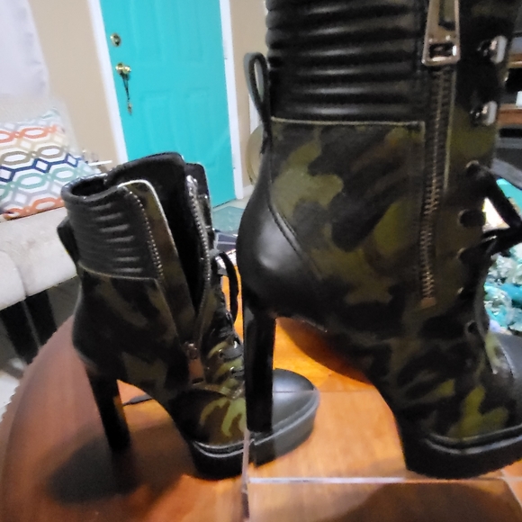 DKNY Camo VERY SEXY ANKLE BOOTIES - Picture 4 of 10